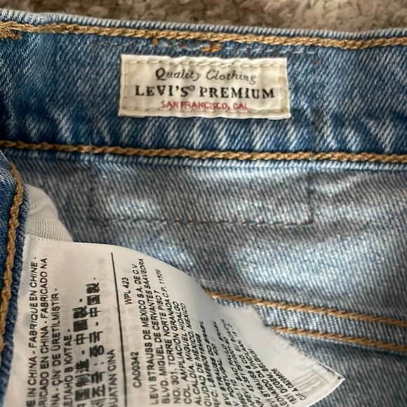 Levi Light Wash 501 Striaght cut skinny ish jeans - Picture 4 of 6